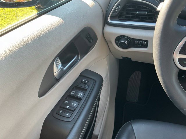 Used 2024 Chrysler Pacifica Limited FWD image 24