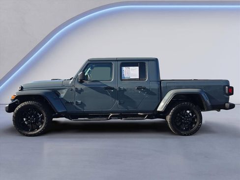 Used 2025 Jeep Gladiator Nighthawk image 2