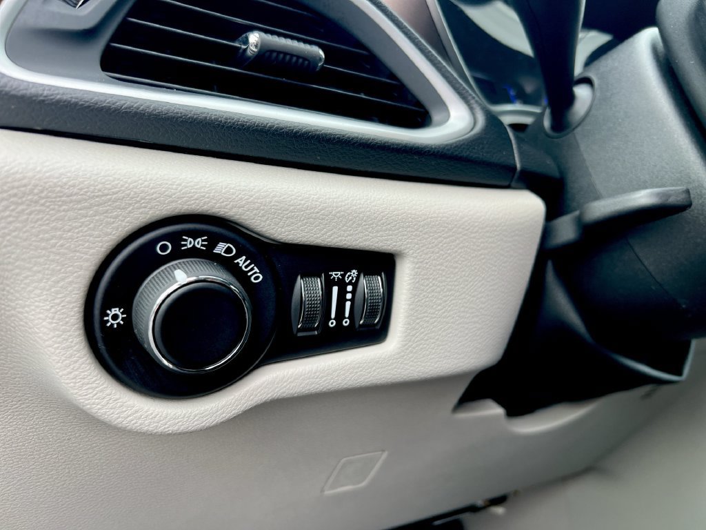 Used 2019 Chrysler Pacifica LX w/ Tire & Wheel Group FWD image 16