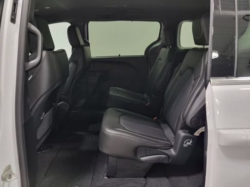 New 2027 Chrysler Pacifica Select AWD/4WD image 15