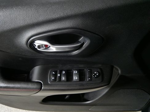Used 2019 Jeep Cherokee Trailhawk w/ Comfort/Convenience Group AWD/4WD image 19
