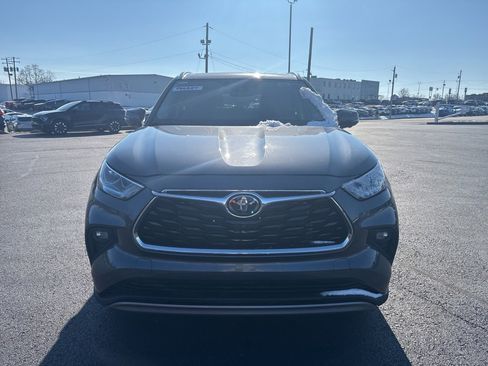 Used 2023 Toyota Highlander Platinum image 2