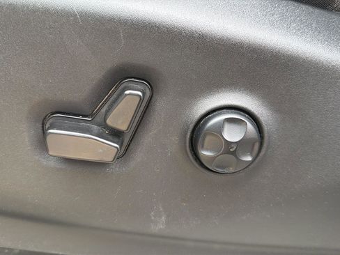 Used 2023 Chrysler Pacifica Touring-L FWD image 18