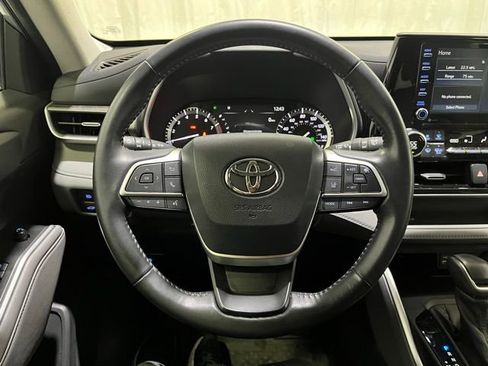 Used 2022 Toyota Highlander XLE AWD/4WD image 20