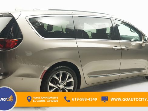 Used 2017 Chrysler Pacifica Limited w/ Advanced Safetytec Group FWD image 6