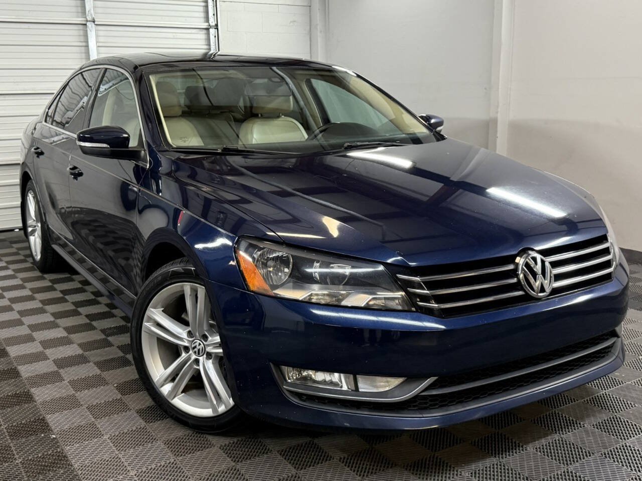 Used 2015 Volkswagen Passat 1.8T SE FWD image 1