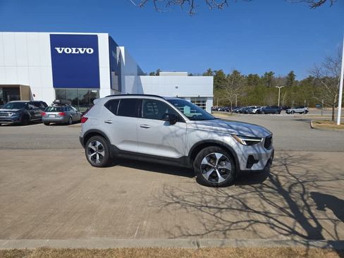 Used 2023 Volvo XC40 B5 Plus w/ Driver Assist Package image 2