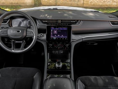 Used 2023 Jeep Grand Cherokee L Laredo image 5