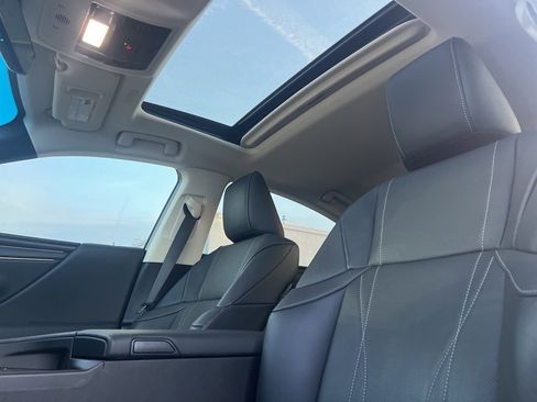 Used 2024 Lexus ES 300h w/ Luxury Package image 11