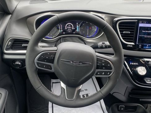 Used 2025 Chrysler Voyager LX image 35