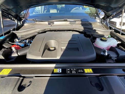 New 2025 Land Rover Range Rover Long Wheelbase SE image 13