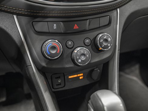 Used 2022 Chevrolet Trax LT w/ LT Convenience Package image 25