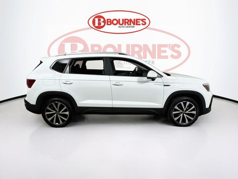 Used 2023 Volkswagen Taos SE w/ Panoramic Sunroof Package FWD image 12