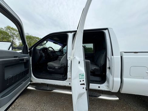 Used 2015 Ford F250 XLT w/ Camper Package AWD/4WD image 5