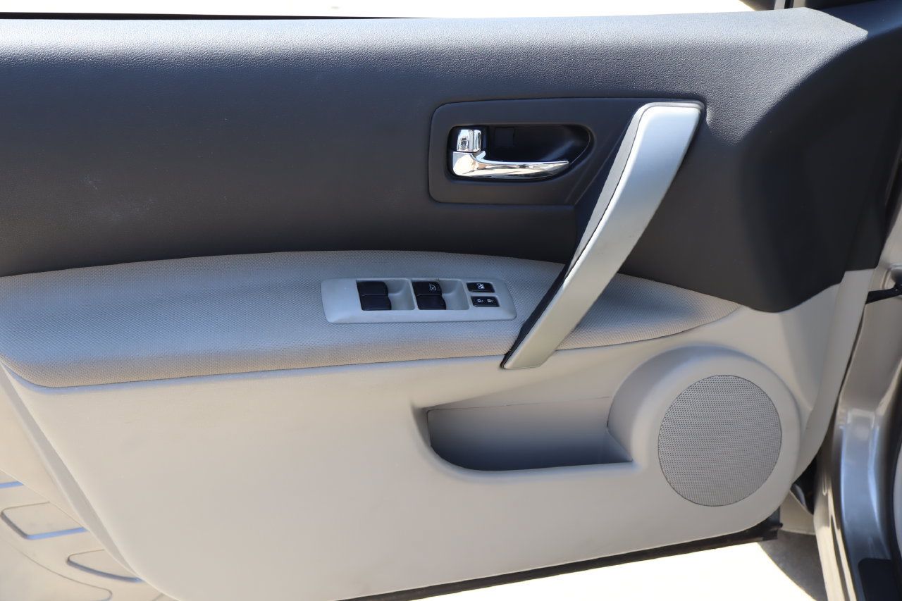 Used 2013 Nissan Rogue SV FWD image 17