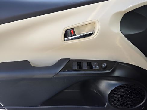 Used 2019 Toyota Prius XLE image 32