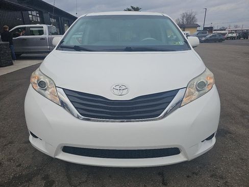 Used 2013 Toyota Sienna LE image 2