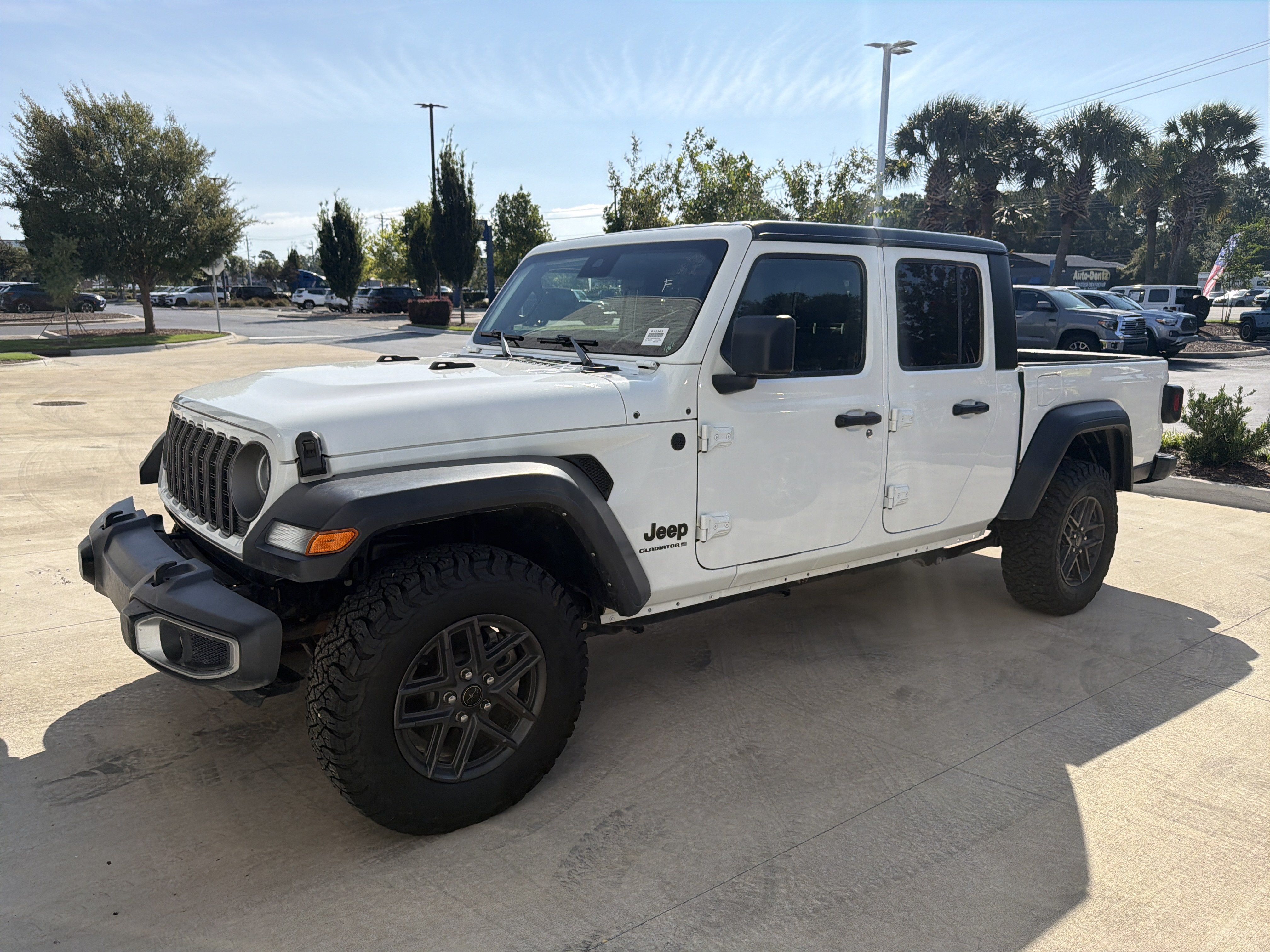 Used 2025 Jeep Gladiator Sport AWD/4WD image 4