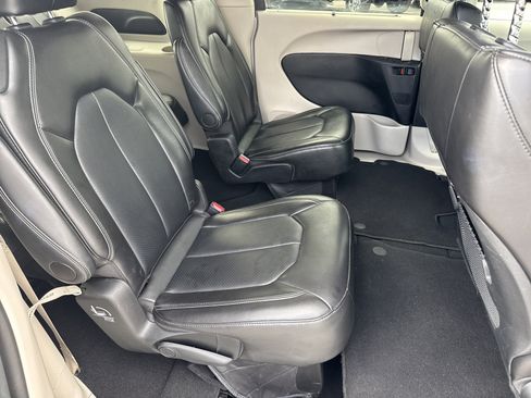 Used 2024 Chrysler Pacifica Touring-L image 16