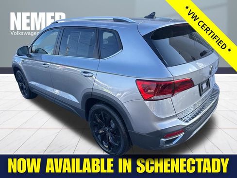 Certified 2022 Volkswagen Taos SE w/ Panoramic Sunroof Package image 8