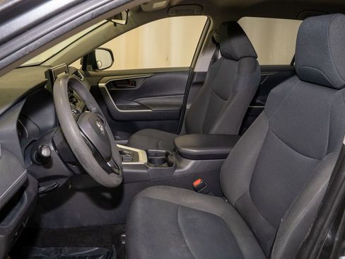 Used 2019 Toyota RAV4 LE image 9