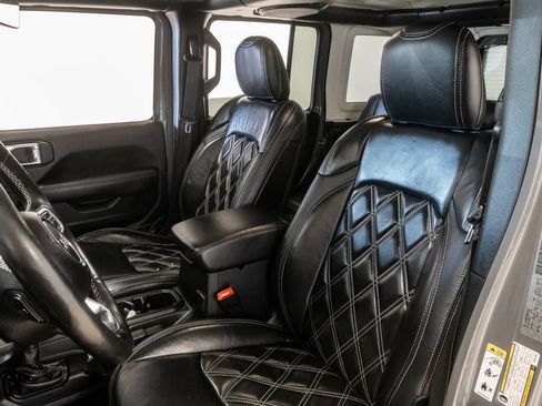 Used 2019 Jeep Wrangler Unlimited Sahara AWD/4WD image 9