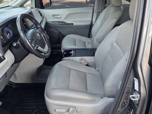 Used 2018 Toyota Sienna XLE image 9