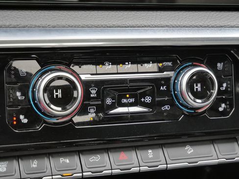 Used 2024 GMC Sierra 2500 Denali w/ Denali Reserve Package image 40