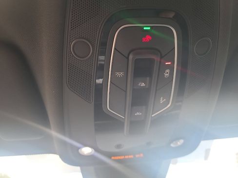 Used 2019 Audi Q8 Premium image 19