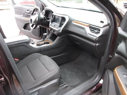 Used 2018 GMC Acadia SLE image 17