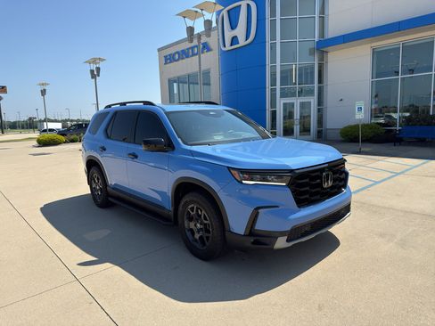 Used 2024 Honda Pilot TrailSport image 3