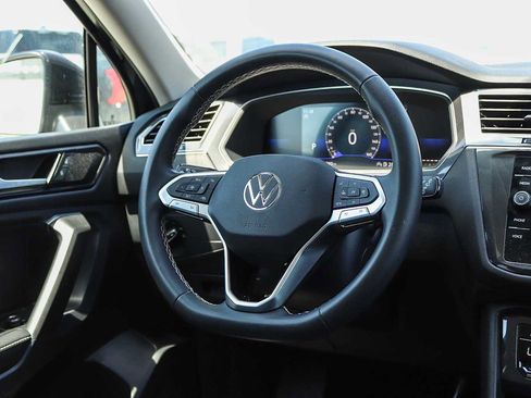 Used 2023 Volkswagen Tiguan SE w/ Panoramic Sunroof Package FWD image 15