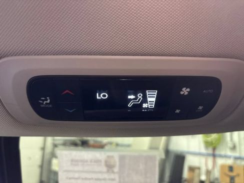 Used 2022 Chrysler Pacifica Touring-L FWD image 33