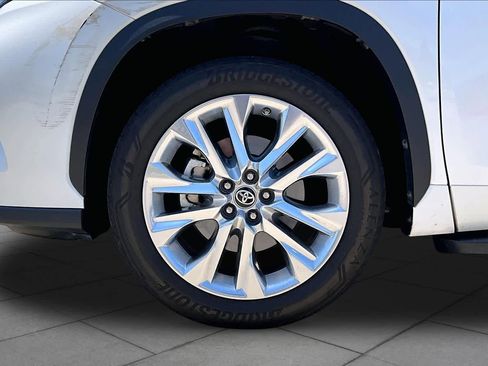 Used 2021 Toyota Highlander Limited FWD image 10