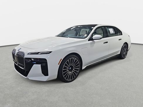 Certified 2025 BMW 750e xDrive image 1