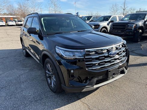 Used 2025 Ford Explorer Active w/ Active Comfort Package image 3