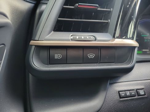 Used 2023 Toyota Crown Limited image 19