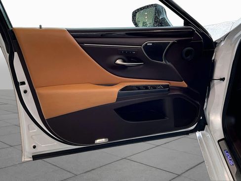 Used 2020 Lexus ES 300h Ultra Luxury w/ Accessory Package FWD image 23