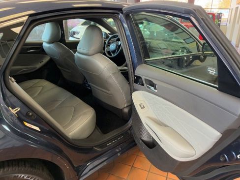 Used 2019 Toyota Avalon Limited image 29