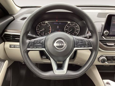Used 2024 Nissan Altima 2.5 SV FWD image 17