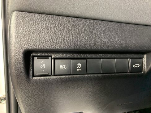 Used 2021 Toyota Venza LE image 17