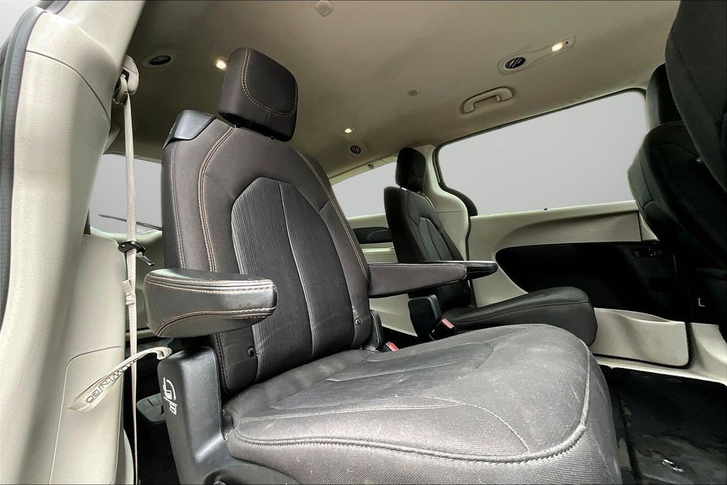 Used 2020 Chrysler Pacifica Touring w/ Advanced Safetytec Group FWD image 22
