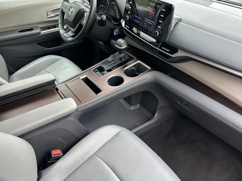 Used 2024 Toyota Sienna XLE image 20
