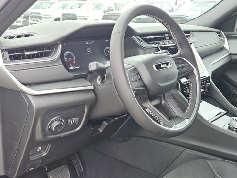 New 2025 Jeep Grand Cherokee Altitude image 10