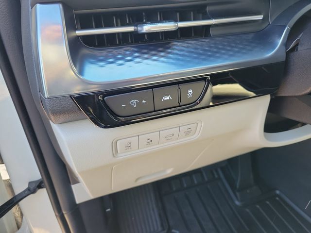 Used 2024 Kia Carnival FWD image 16
