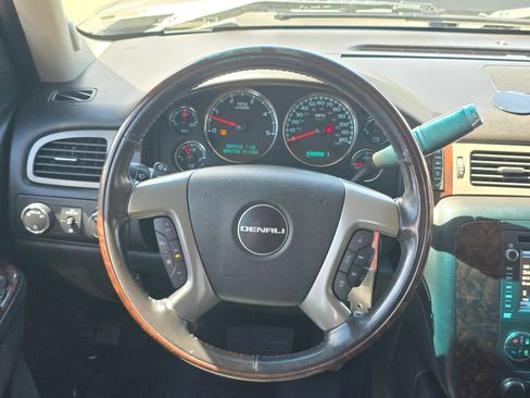 Used 2013 GMC Sierra 2500 Denali w/ Suspension Package, Off-Road AWD/4WD image 18