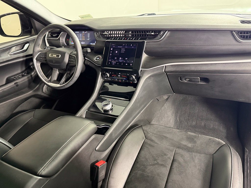 Used 2024 Jeep Grand Cherokee L Altitude RWD image 15