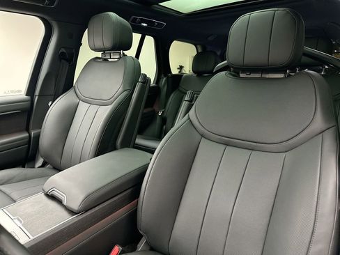 Used 2025 Land Rover Range Rover SE image 10