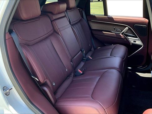 Certified 2025 Land Rover Range Rover SE AWD/4WD image 9