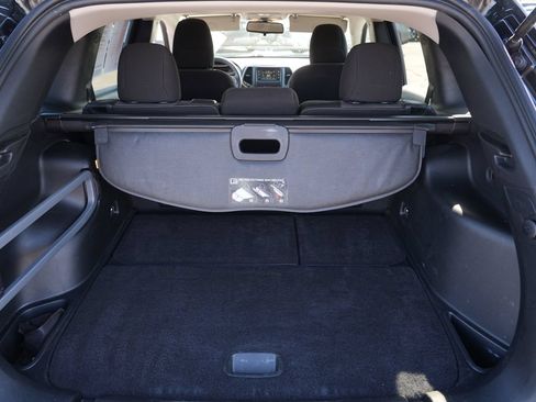 Used 2018 Jeep Cherokee Latitude w/ Safety Group AWD/4WD image 27